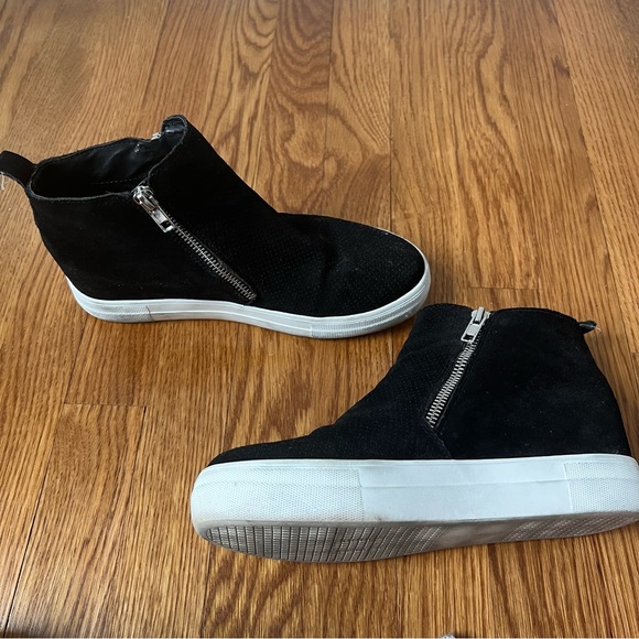 🌸Steve Madden Sneakers - Picture 2 of 7